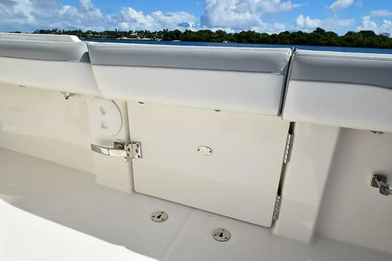 Slide: The Image of Regulator Marine 31FS 2020 - 35