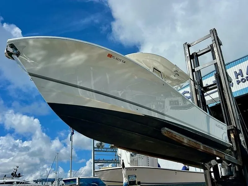 Slide: The Image of Regulator Marine 31FS 2020 - 37