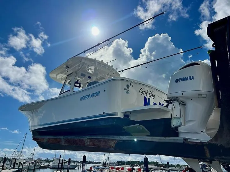 Slide: The Image of Regulator Marine 31FS 2020 - 38