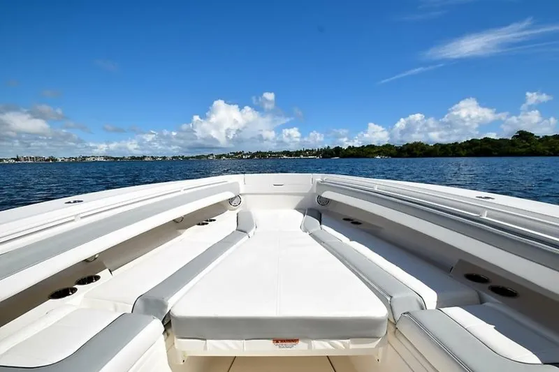 Slide: The Image of Regulator Marine 31FS 2020 - 4