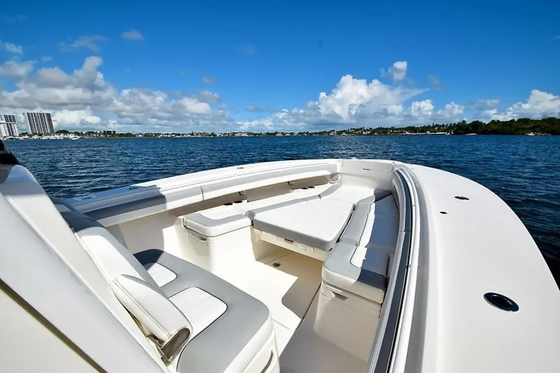 Slide: The Image of Regulator Marine 31FS 2020 - 5