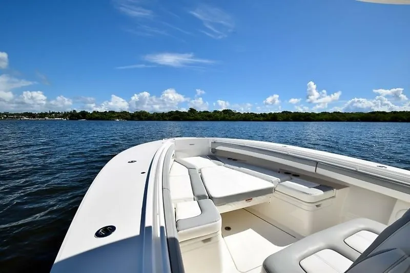 Slide: The Image of Regulator Marine 31FS 2020 - 6