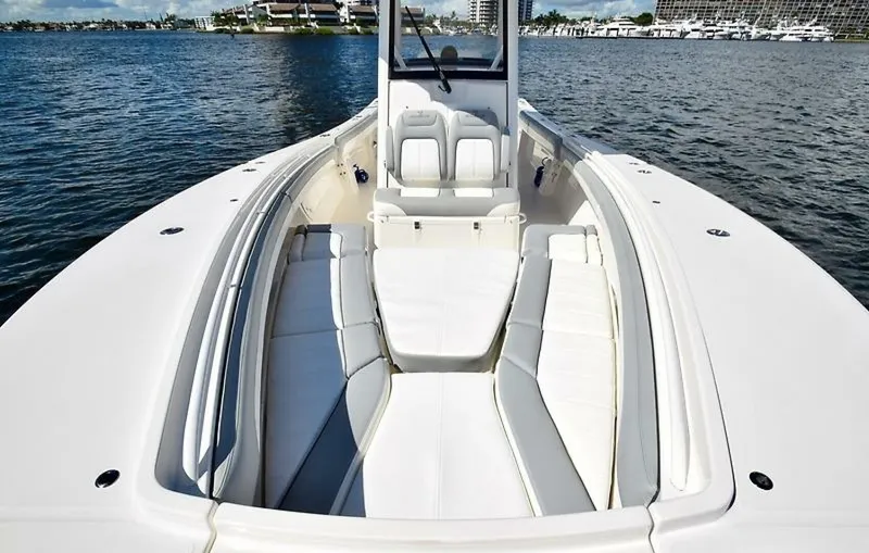 Slide: The Image of Regulator Marine 31FS 2020 - 7