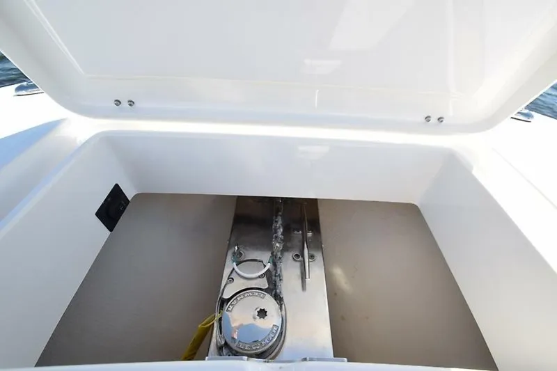 Slide: The Image of Regulator Marine 31FS 2020 - 8