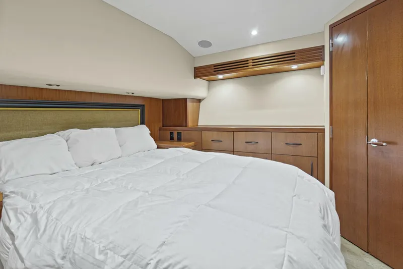 Slide: The Image of Hatteras 60 Convertible 2008 - 15