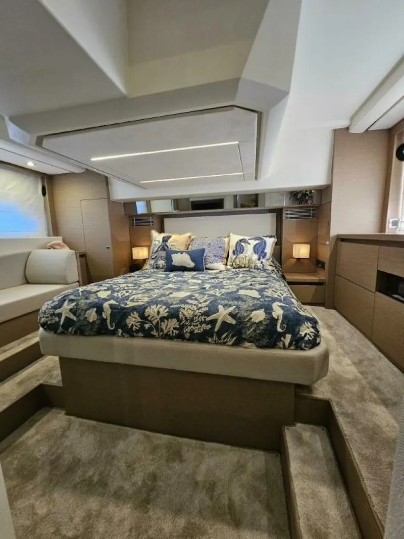 Slide: The Image of Prestige 460 Fly 2018 - 10