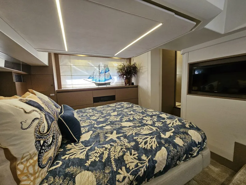 Slide: The Image of Prestige 460 Fly 2018 - 13