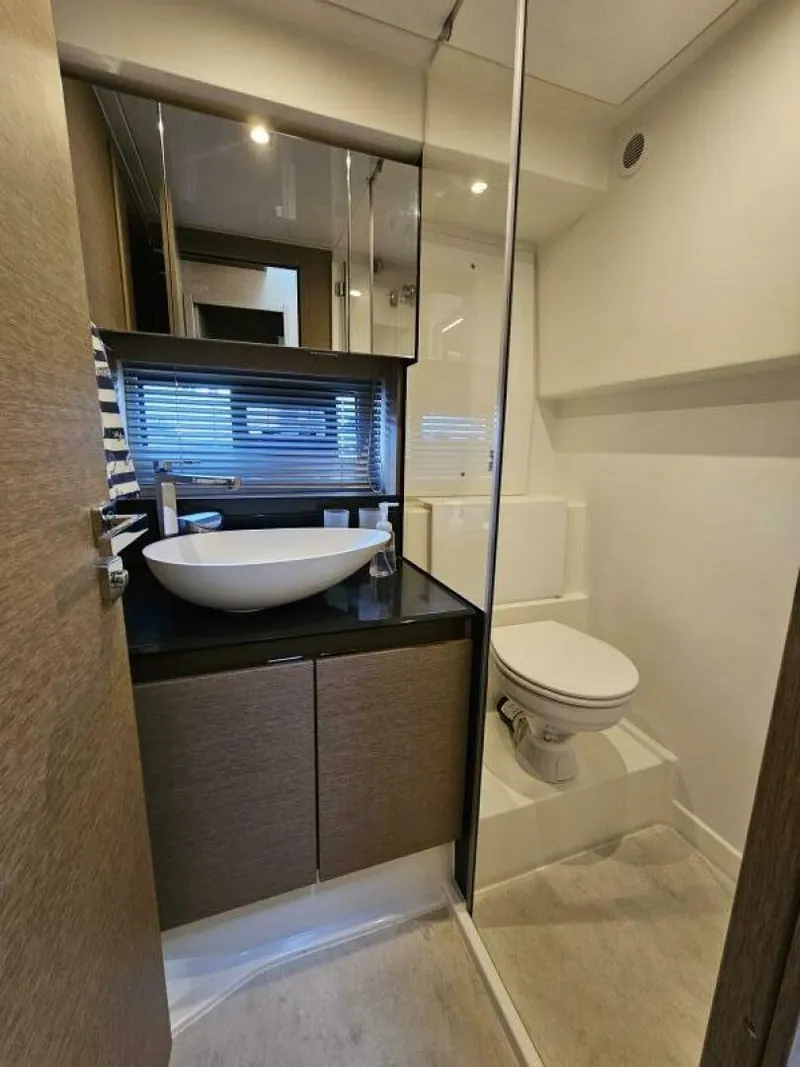 Slide: The Image of Prestige 460 Fly 2018 - 17