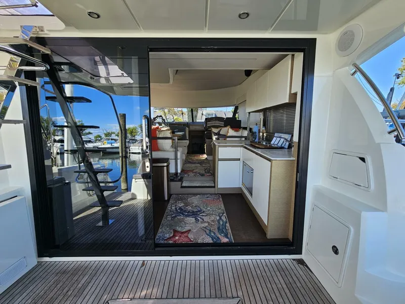 Slide: The Image of Prestige 460 Fly 2018 - 4