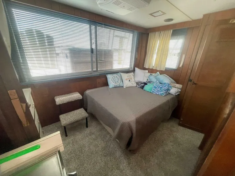 Slide: The Image of Gibson 37 Standard Houseboat 1991 - 18