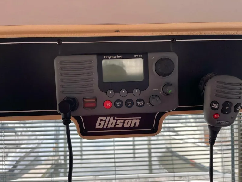 Slide: The Image of Gibson 37 Standard Houseboat 1991 - 25