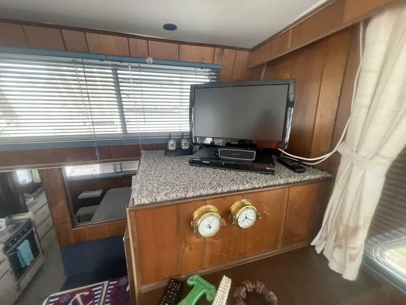 Slide: The Image of Gibson 37 Standard Houseboat 1991 - 27