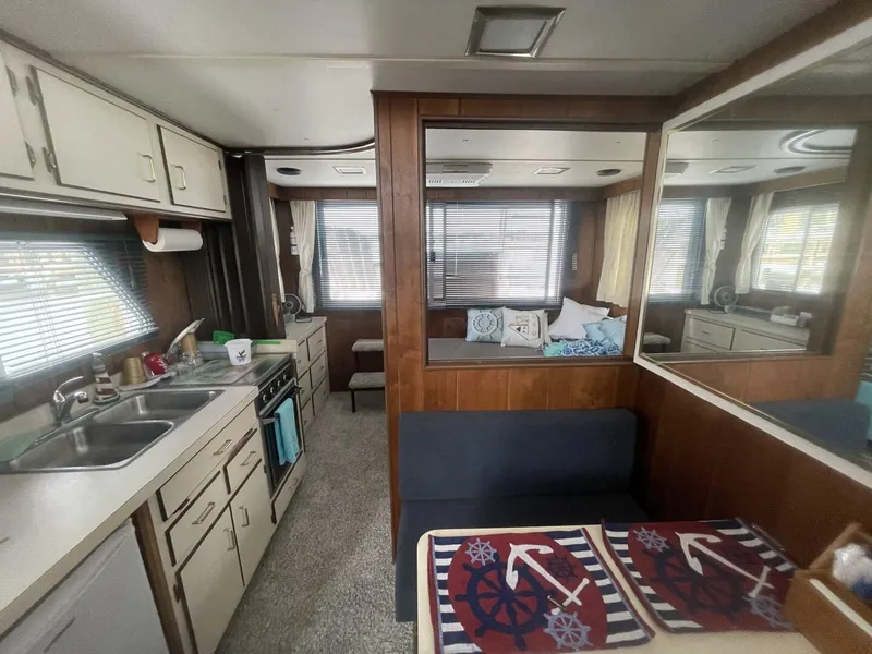 Slide: The Image of Gibson 37 Standard Houseboat 1991 - 30