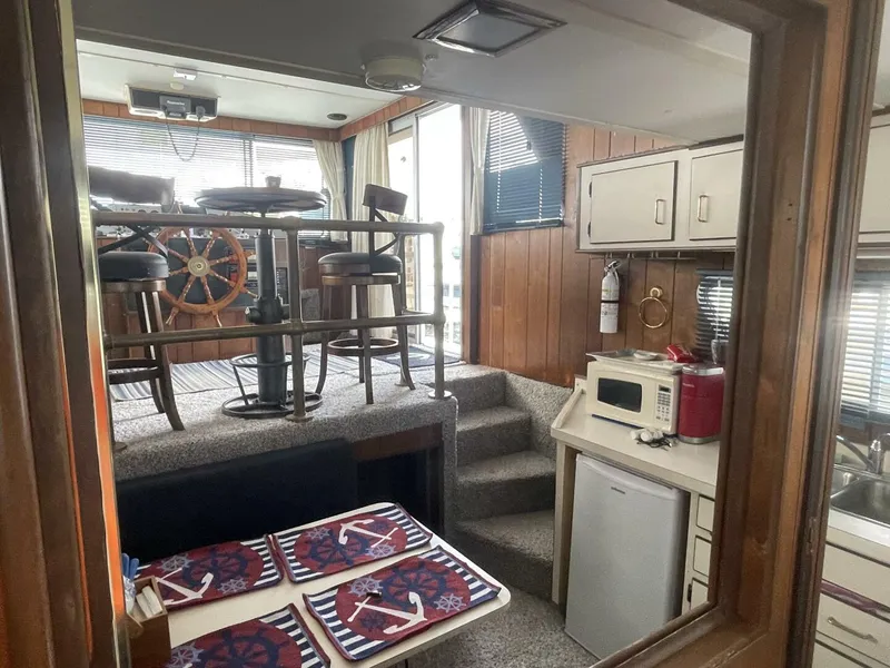 Slide: The Image of Gibson 37 Standard Houseboat 1991 - 31