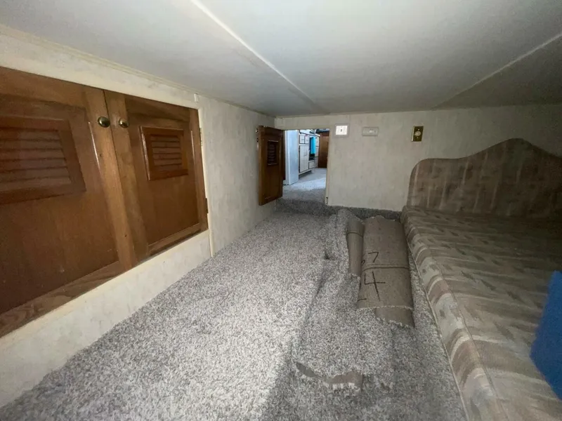 Slide: The Image of Gibson 37 Standard Houseboat 1991 - 33