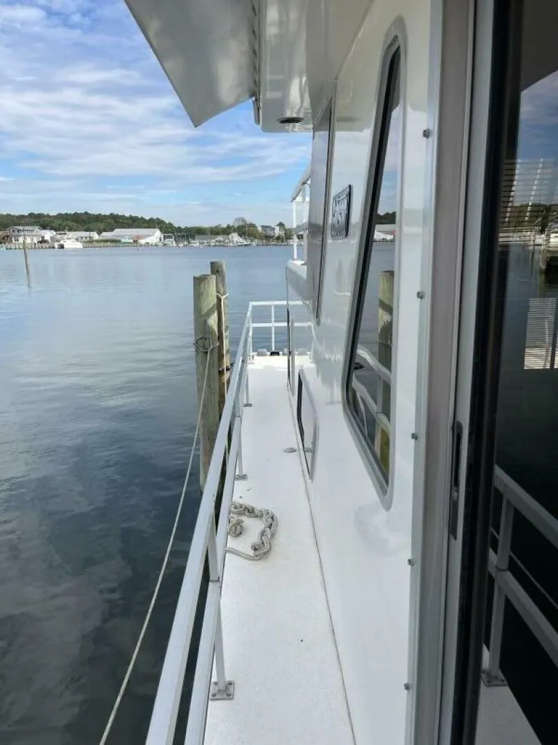 Slide: The Image of Gibson 37 Standard Houseboat 1991 - 5
