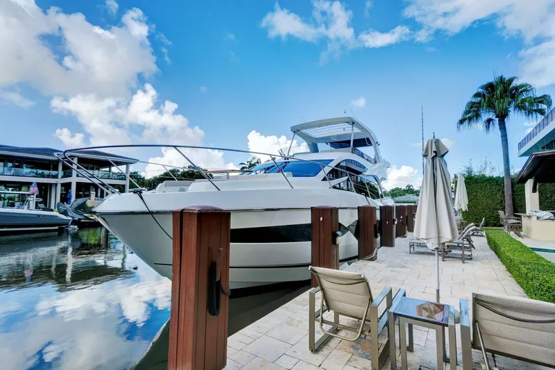 Slide: The Image of Sunseeker Manhattan 52 2020 - 13