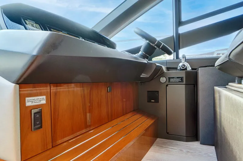 Slide: The Image of Sunseeker Manhattan 52 2020 - 43