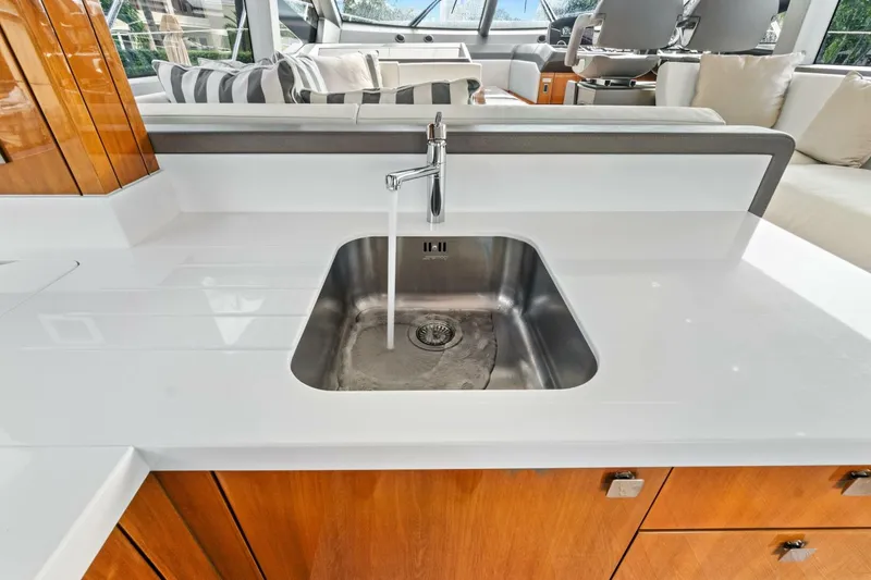Slide: The Image of Sunseeker Manhattan 52 2020 - 45