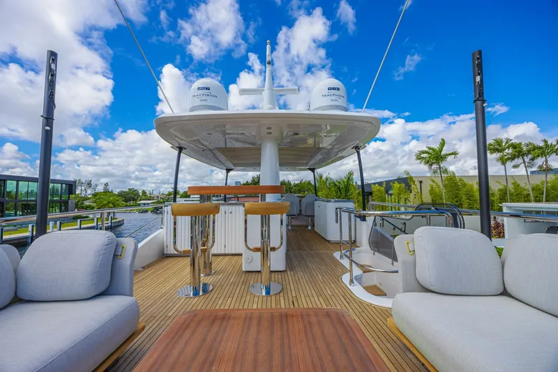 Slide: The Image of Azimut Magellano 66 2022 - 29