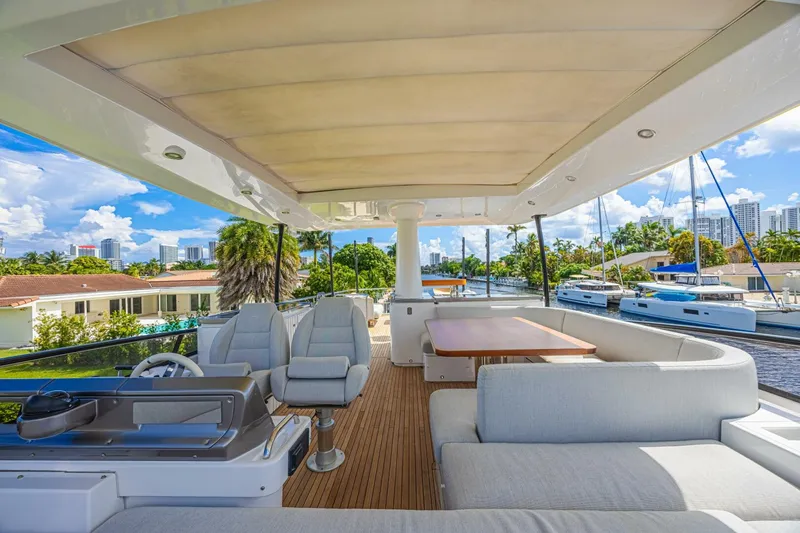 Slide: The Image of Azimut Magellano 66 2022 - 31