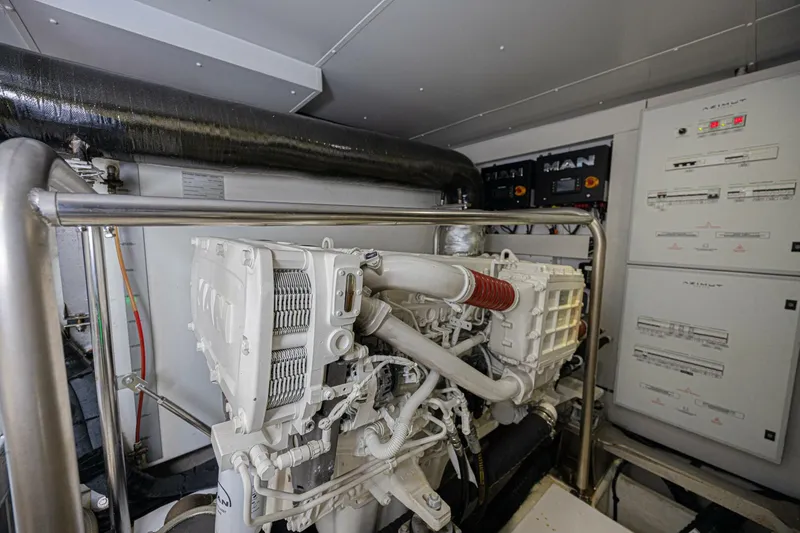Slide: The Image of Azimut Magellano 66 2022 - 34