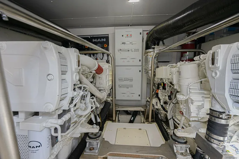 Slide: The Image of Azimut Magellano 66 2022 - 36