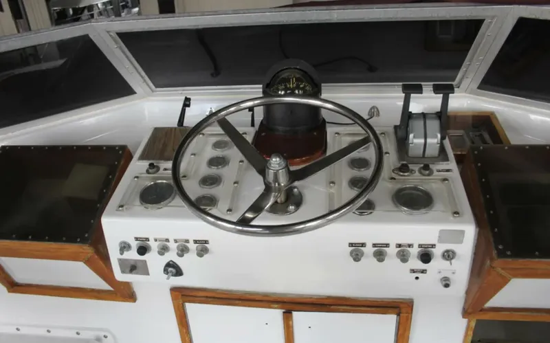 Slide: The Image of Hatteras 58 Yachtfish 1974 - 25