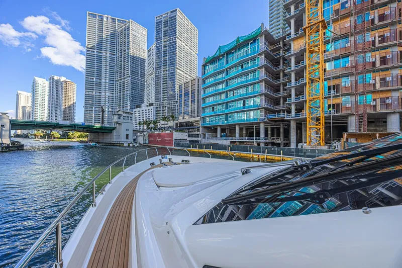 Slide: The Image of Ferretti 830 2011 - 17