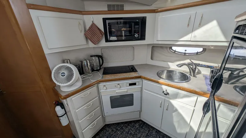 Slide: The Image of Carver Yachts 370 AFT CABIN 1994 - 25