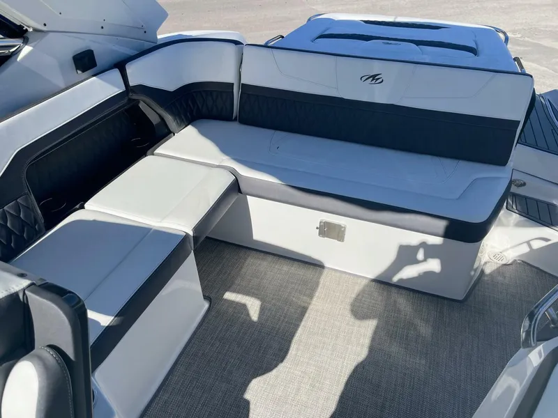 Slide: The Image of Monterey 328SS 2019 - 16