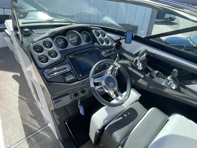 Slide: The Image of Monterey 328SS 2019 - 24