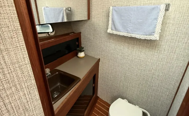 Slide: The Image of Bayliner 3870 Motoryacht 1983 - 8