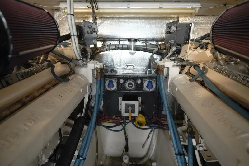 Slide: The Image of Hatteras 46 Convertible 1994 - 37