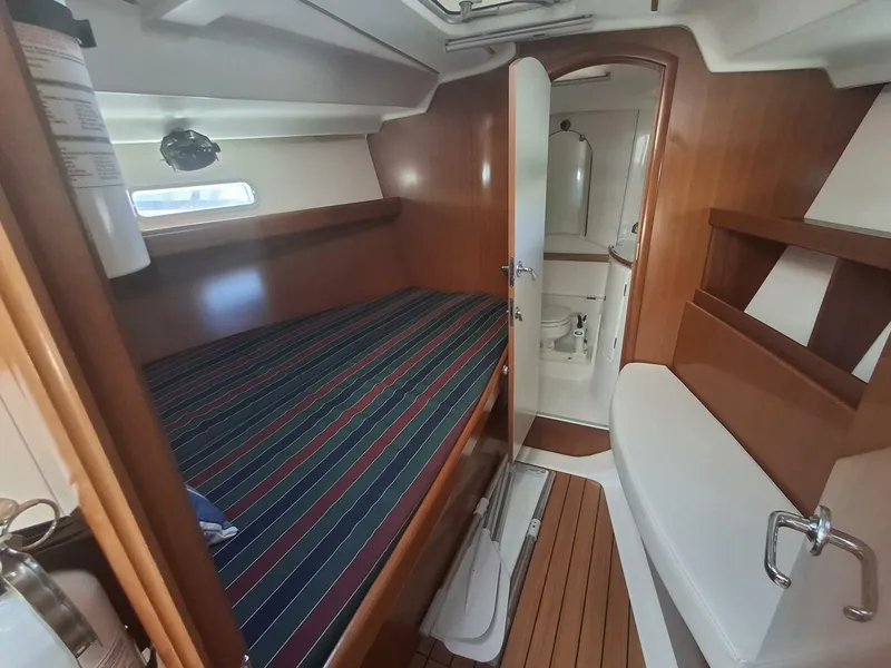 Slide: The Image of Beneteau 393/403 2006 - 12