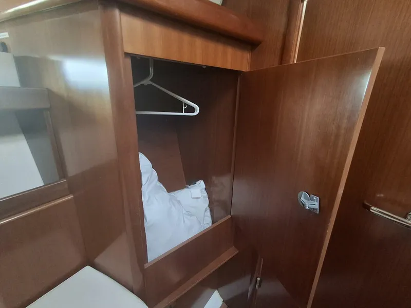 Slide: The Image of Beneteau 393/403 2006 - 17