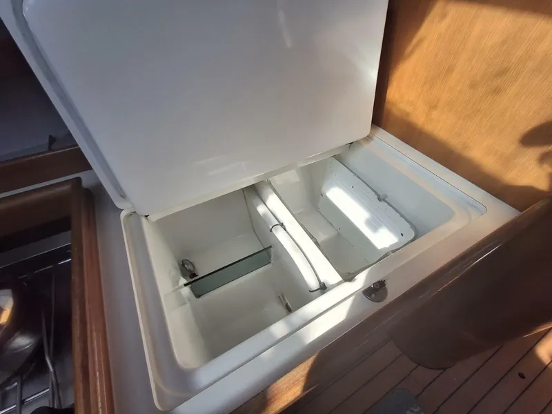 Slide: The Image of Beneteau 393/403 2006 - 18