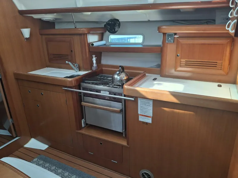 Slide: The Image of Beneteau 393/403 2006 - 9