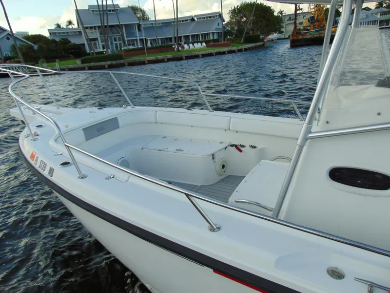Slide: The Image of Boston Whaler 26 Outrage 2001 - 2