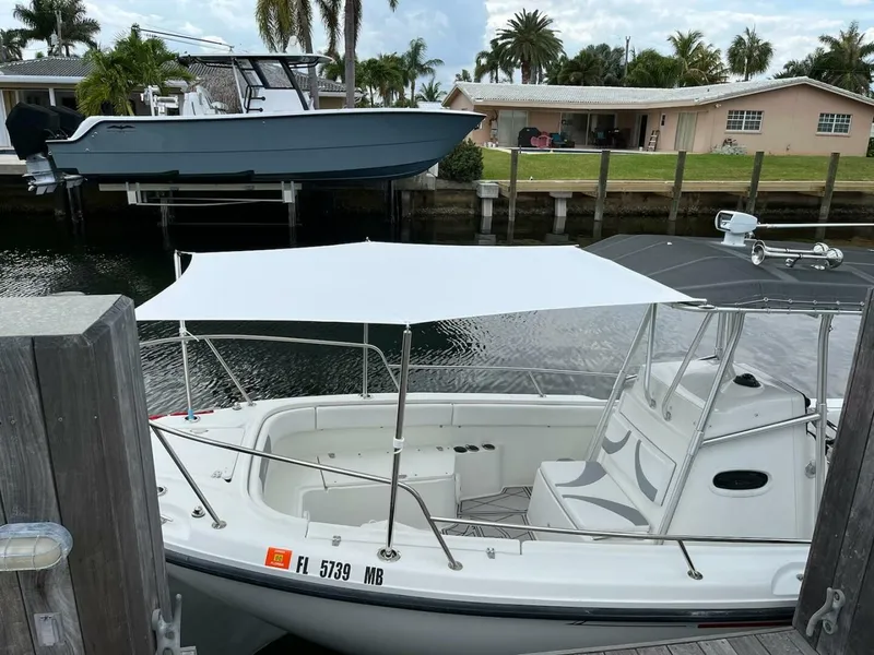 Slide: The Image of Boston Whaler 26 Outrage 2001 - 3
