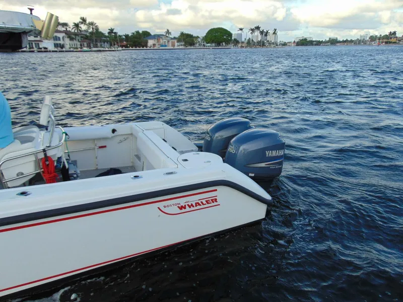 Slide: The Image of Boston Whaler 26 Outrage 2001 - 6