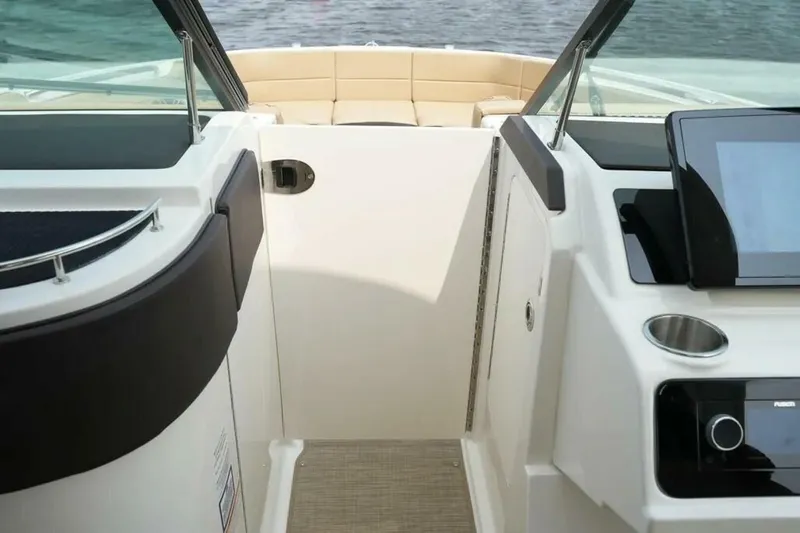 Slide: The Image of Sea Ray SLX 310 Outboard 2023 - 17
