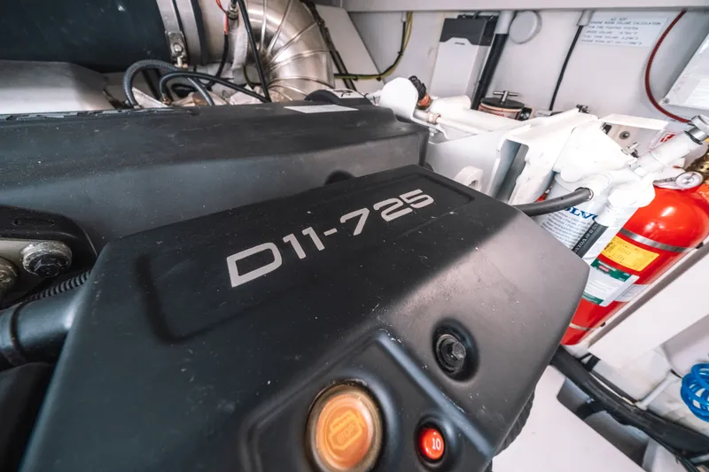 Slide: The Image of Azimut 50 FLY 2022 - 11