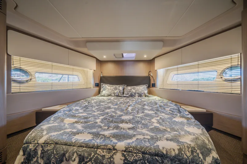 Slide: The Image of Azimut 50 FLY 2022 - 13