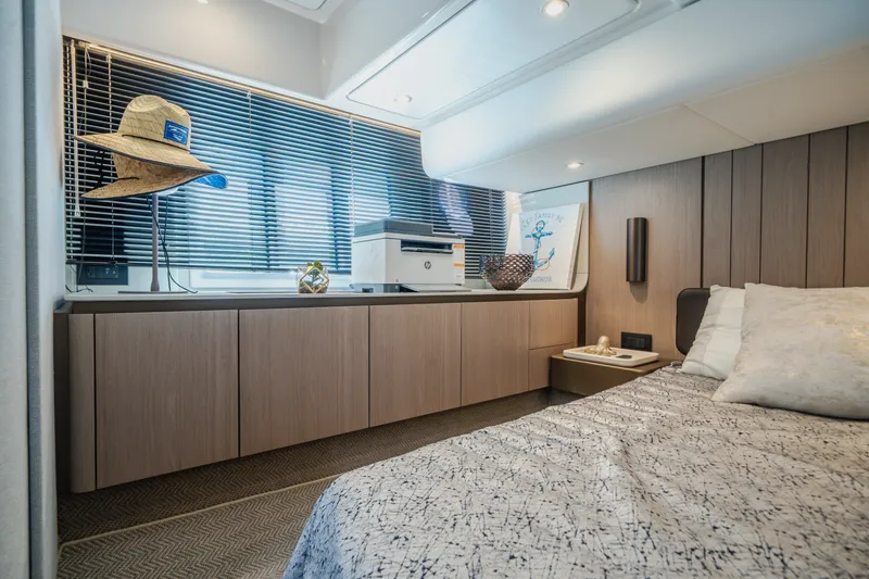 Slide: The Image of Azimut 50 FLY 2022 - 16