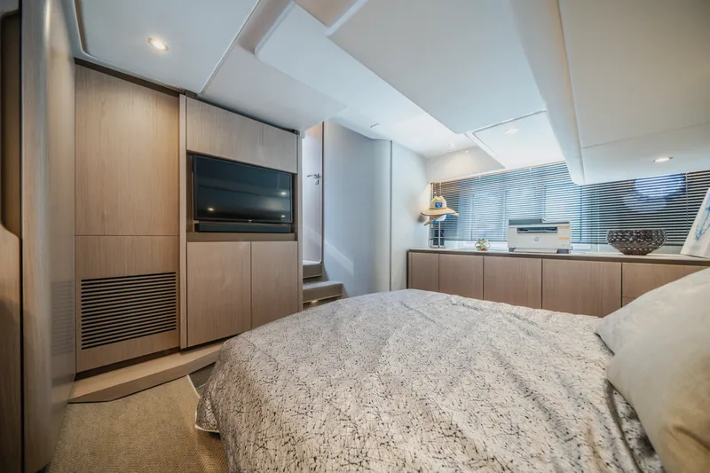 Slide: The Image of Azimut 50 FLY 2022 - 18
