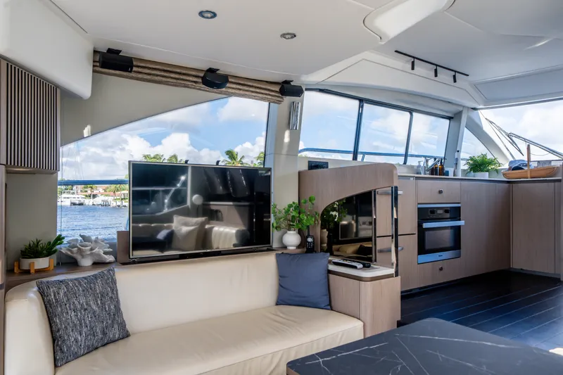Slide: The Image of Azimut 50 FLY 2022 - 24