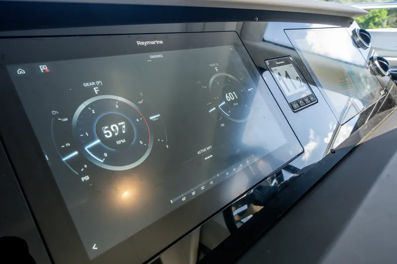Slide: The Image of Azimut 50 FLY 2022 - 28