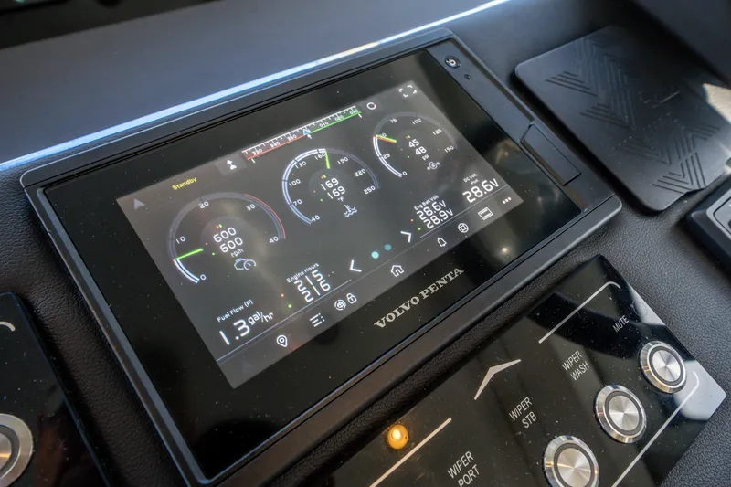 Slide: The Image of Azimut 50 FLY 2022 - 30