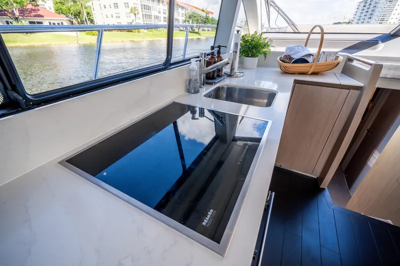 Slide: The Image of Azimut 50 FLY 2022 - 35